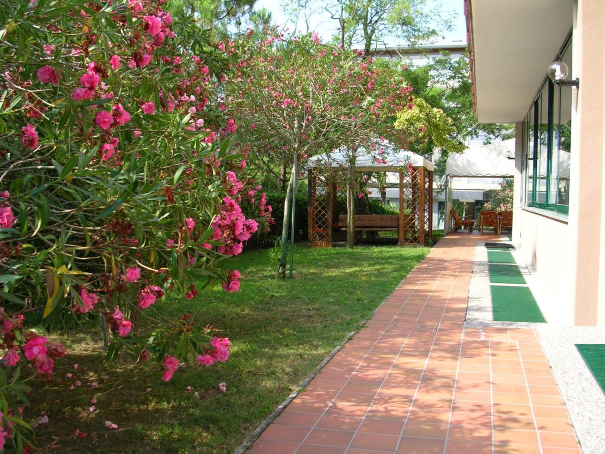 Hotel Eden Lignano Sabbiadoro Exterior photo